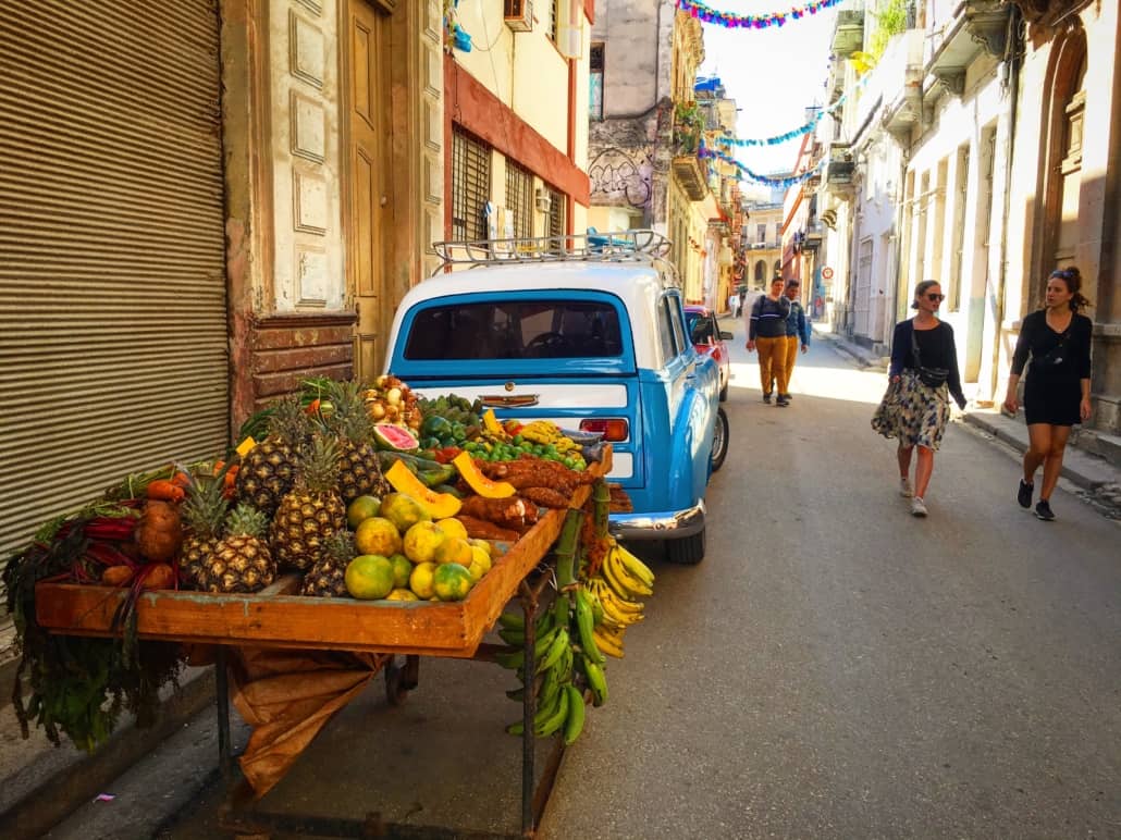 Street-food-vendors-in-havana-cuba-havana-music-tours
